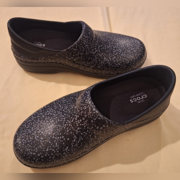 🐊CROCS Dual Comfort Size W8 (women's) - Picture 2 of 5